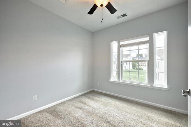 Building Photo - End Unit Townhome in Regents Glen Community!