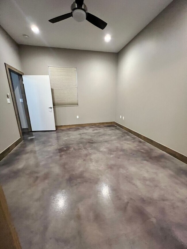Building Photo - Gorgeous Condo minutes from The Pearl