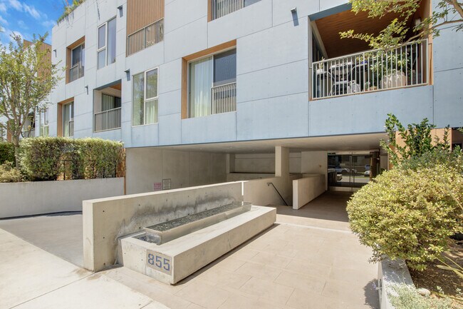 Building Photo - 855 Croft Ave