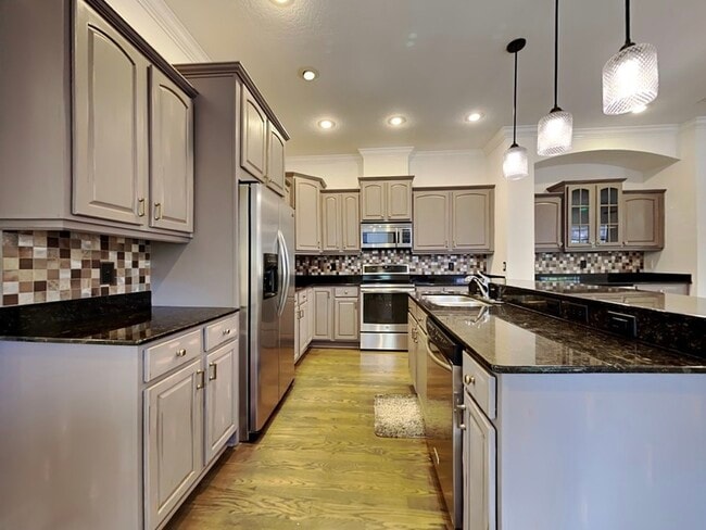 Building Photo - 422 S Habana Ave