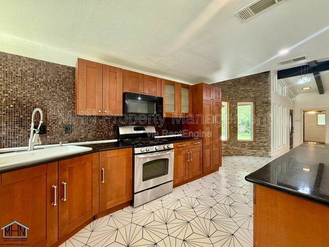 Building Photo - 100 Bluet Ln