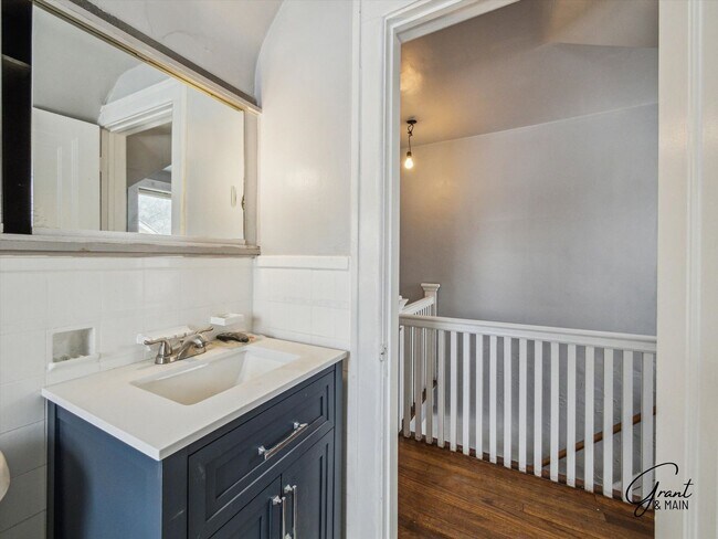 Building Photo - $1200 Bungalow
