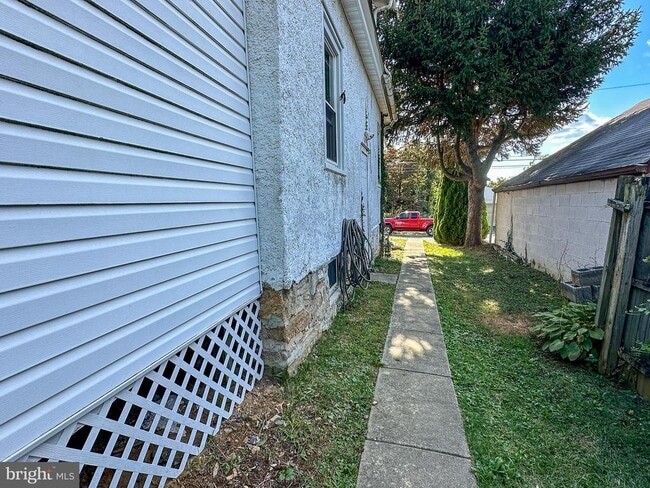 Building Photo - 521 Blythe Ave