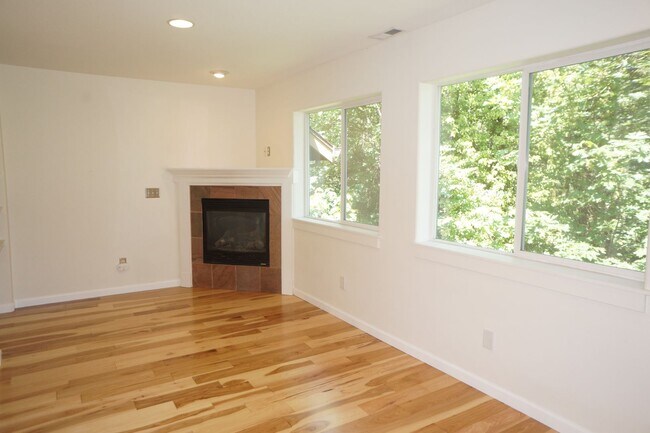 Building Photo - Spectacular SW Liar Hill 3 bedroom Townhouse
