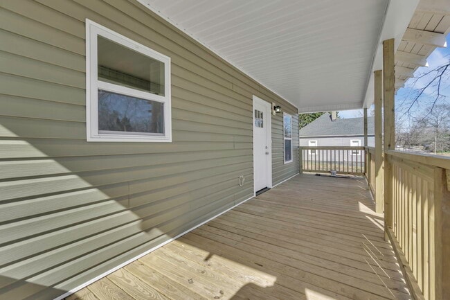 Building Photo - 304 E Hampton Ave