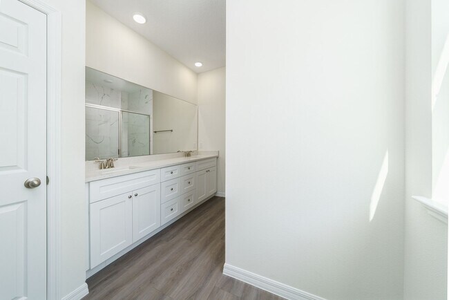 Building Photo - 4/3.5 with a loft in Longwood!