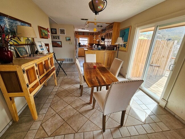Building Photo - Unique location, breathtaking views, wonde...