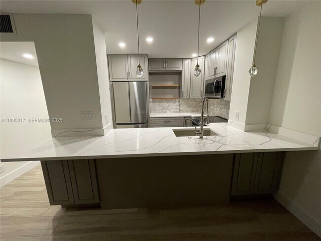 Building Photo - 1831 NE 38th St