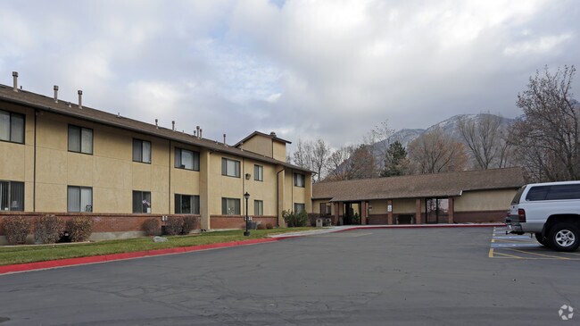 Building Photo - Golden Links Manor