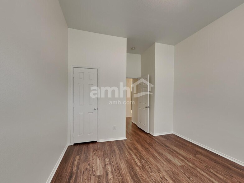 Building Photo - 1207 Fox Glen Trail