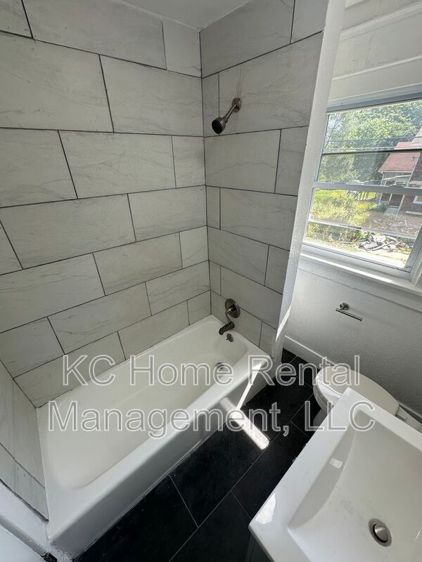 Building Photo - 2958 Lockridge Ave