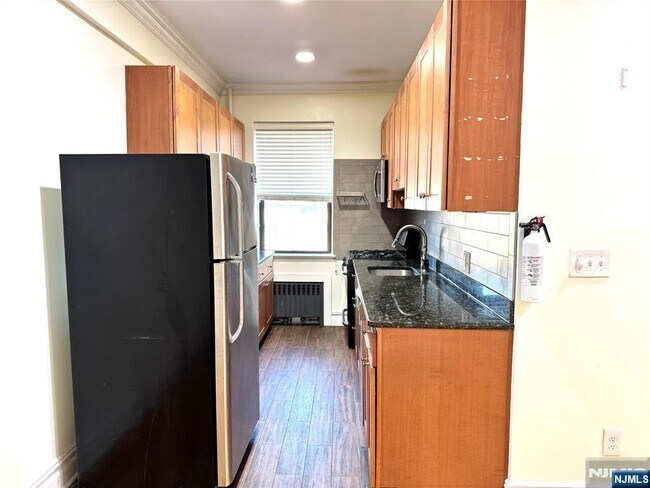 Building Photo - 855 Broad B2