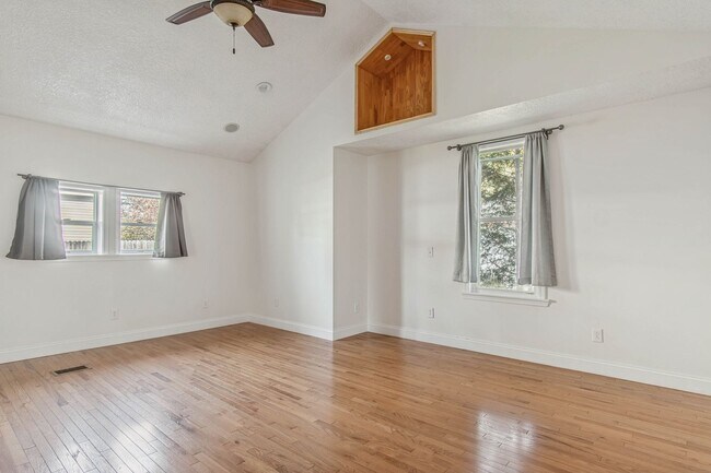 Building Photo - Charming 3Bed/2Bath Home Minutes from Fort Drum | Pet Friendly | Garage + Spacious Yard