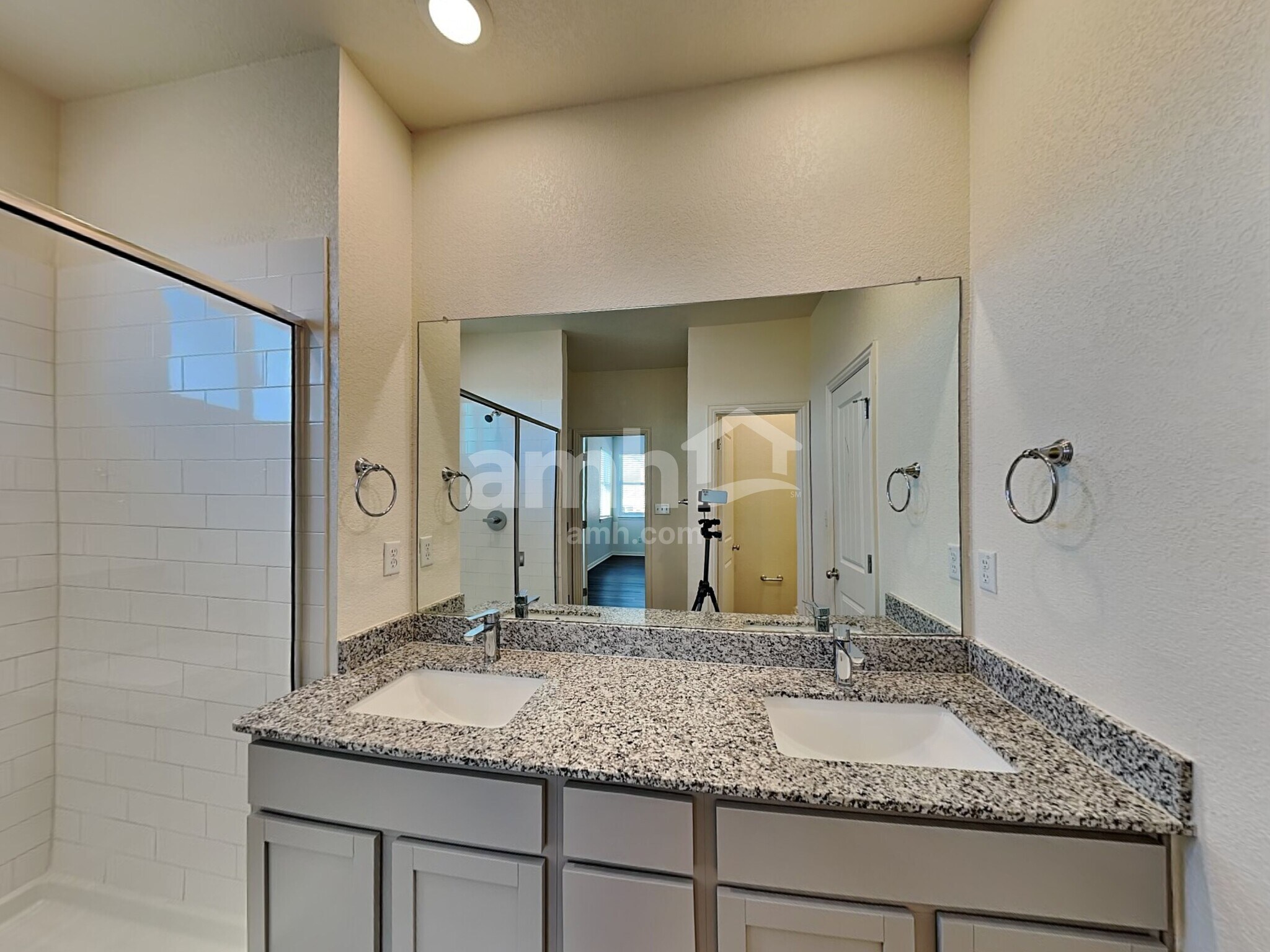 Building Photo - 2722 Lillybrook Ln