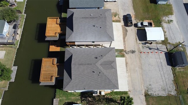 Building Photo - 18 Edgewater Dr