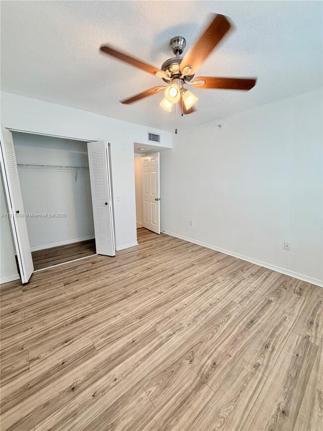 Building Photo - 1122 Villa Cir