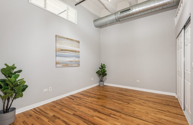 Building Photo - 1224 W Van Buren St