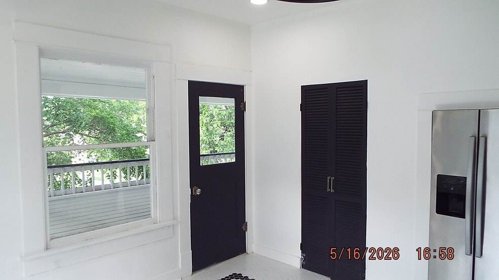 Building Photo - 940 W Mulberry Ave
