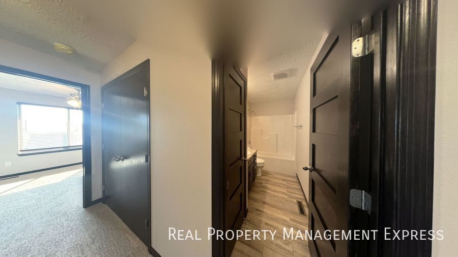 Building Photo - 9719 W Broek Dr