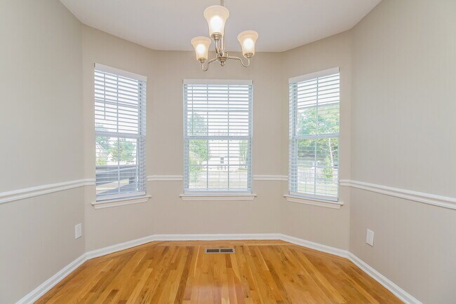 Building Photo - 1318 Knight Dr