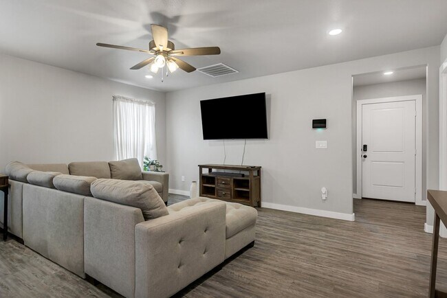 Building Photo - 2 Maverick Dr