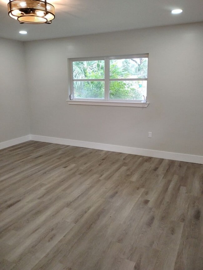 Building Photo - Upgraded 4 Bedroom in Deland - Available Now!