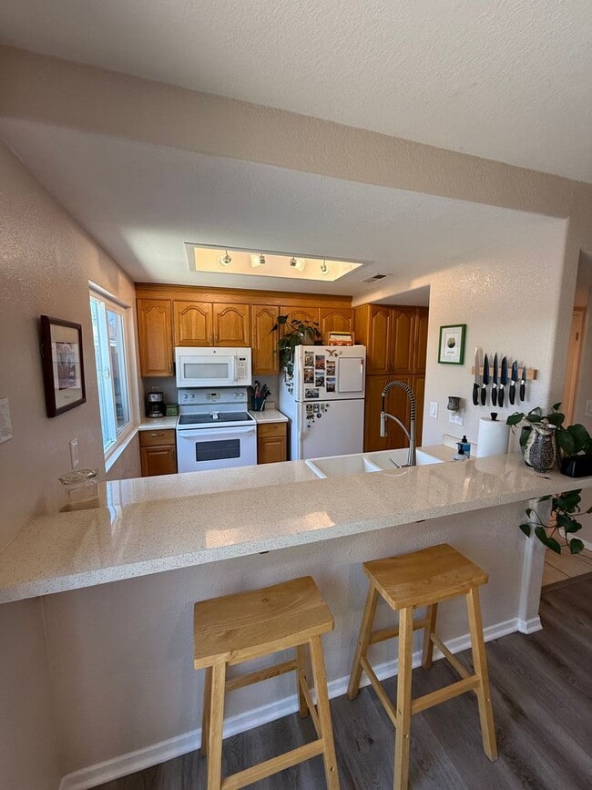 Building Photo - Spacious Two-Story 3 Bedroom, 1.5 Bath Tow...