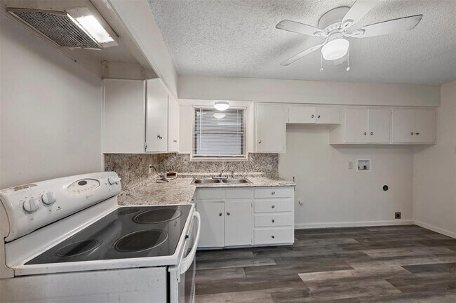 Building Photo - 3532 Hilton Dr