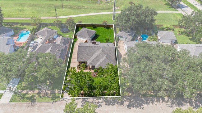 Building Photo - 2710 Pineleaf Dr