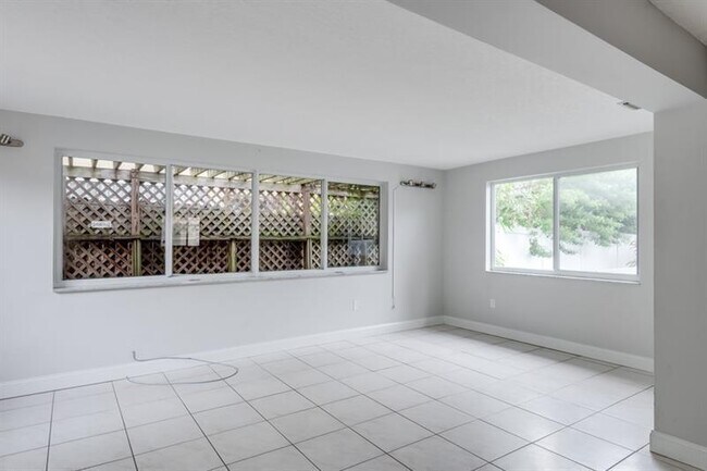 Building Photo - 818 N 12th Ave