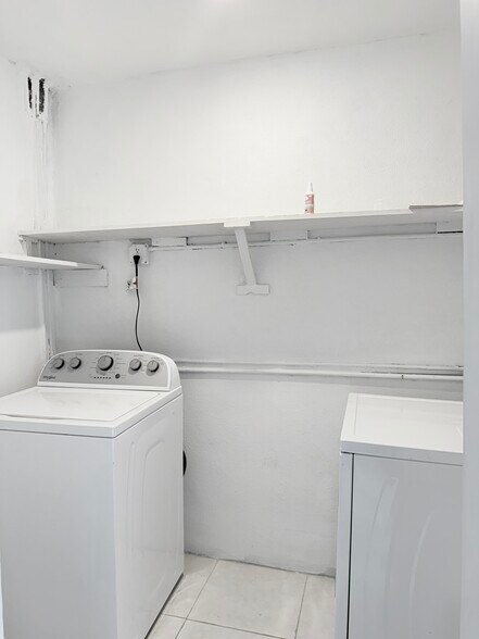 Building Photo - 4751 SW 43rd Ave