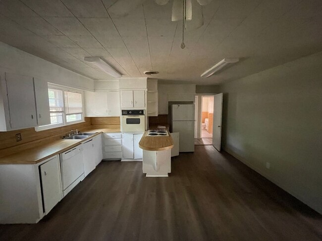 Building Photo - 3 bedroom, 2 bath