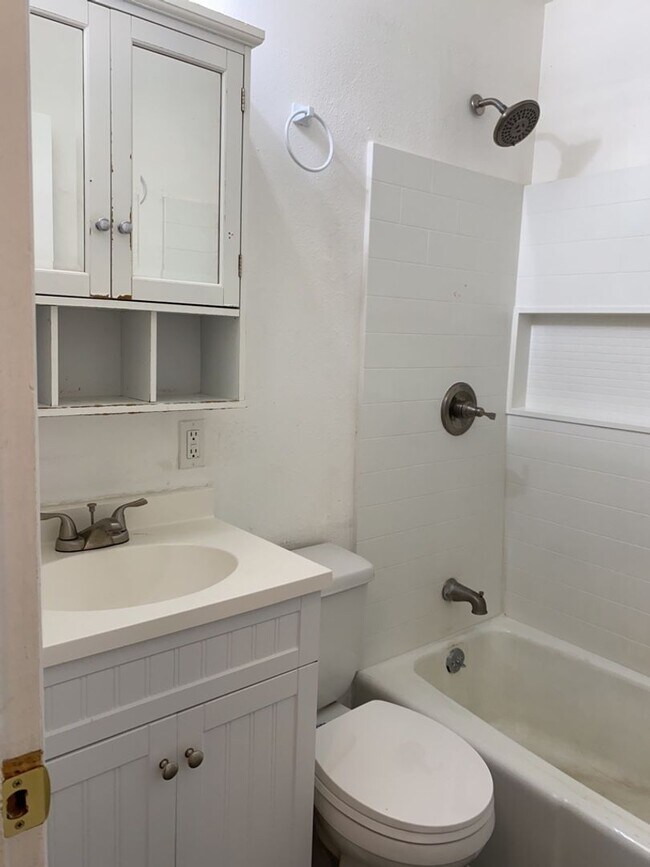 Building Photo - STUDENTS WELCOME! Sprawling Ranch Home w/ Large Fenced Yard