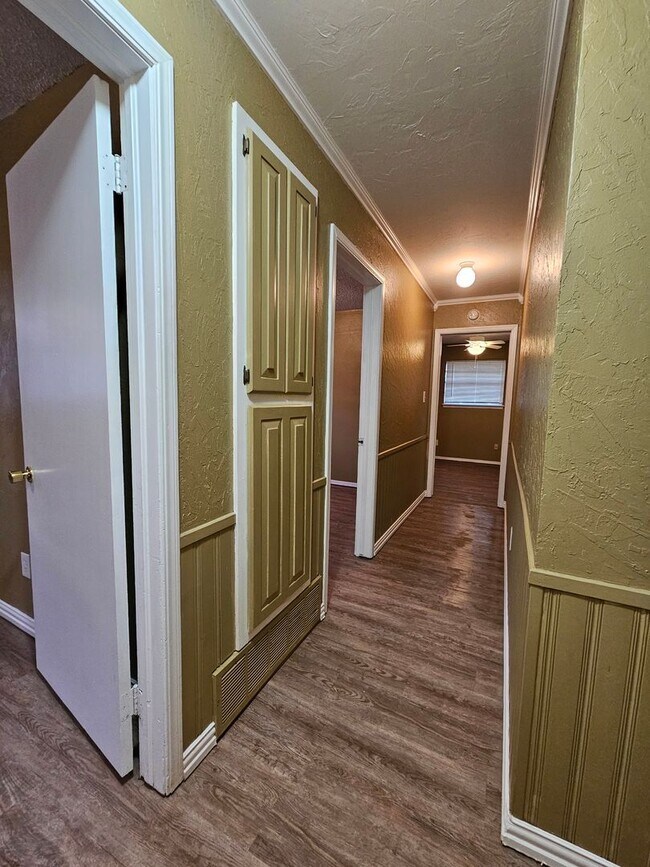 Building Photo - (3) Bed/(1.5) Bath Avail NOW! Pet Negotiable!