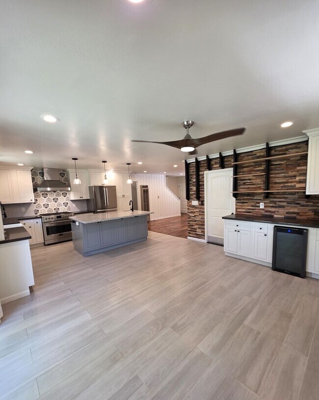 Building Photo - Endearing 4/2 Top of the Line Remodel in Concord's Canterbury Neighborhood