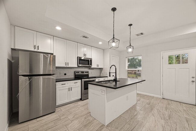 Building Photo - 4302 Hirsch Rd