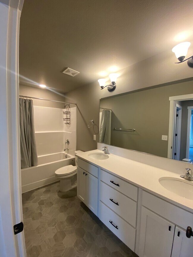 Building Photo - Beautiful 3-Bedroom Home with Covered Rear...