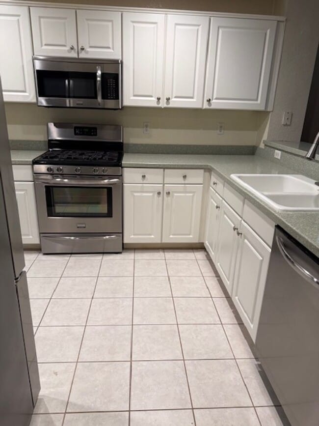 Building Photo - Single Story Halfplex in Natomas