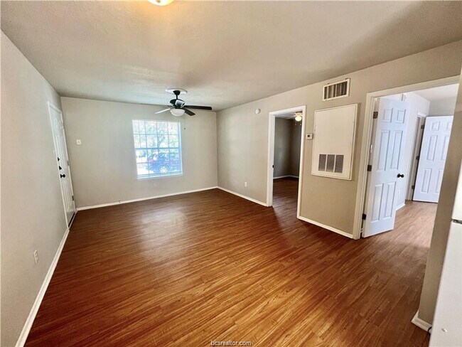 Building Photo - 2402 Jaguar Dr