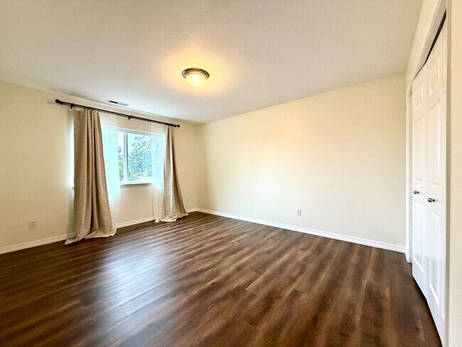 Building Photo - Beautiful Home in the Sought After Arbor Crossing Subdivision~ Soaring Windows with Great Natural...