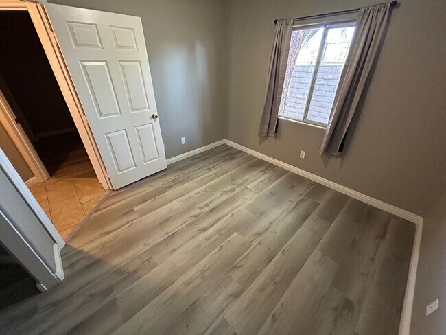 Building Photo - COMPLETED REMODELED 3 BEDROOM, SINGLE STORY UNIT!!!