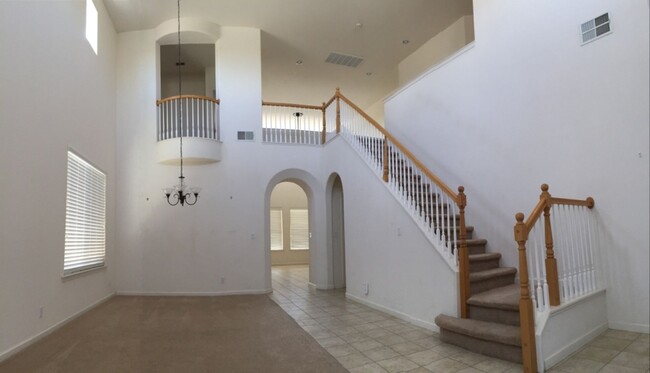 Building Photo - BEAUTIFUL TWO STORY 5 BEDROOM 3 BATH MERCE...