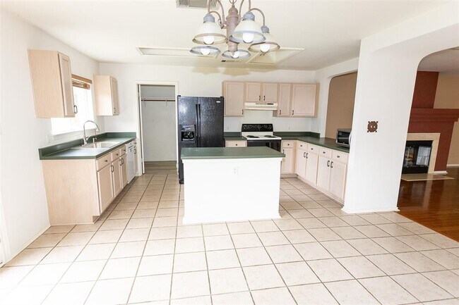 Building Photo - 2214 Milan Dr