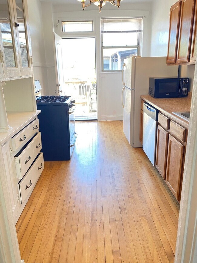 Building Photo - 3103 N Racine Ave