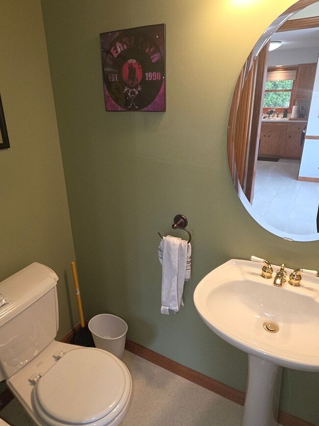 Building Photo - Updated 3 bedroom Racine ranch