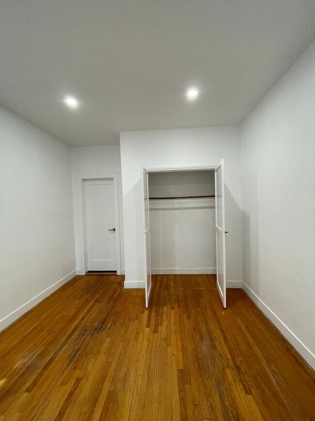 Building Photo - 1811