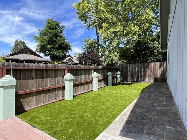 Building Photo - Charming Duplex Near Downtown Santa Rosa!