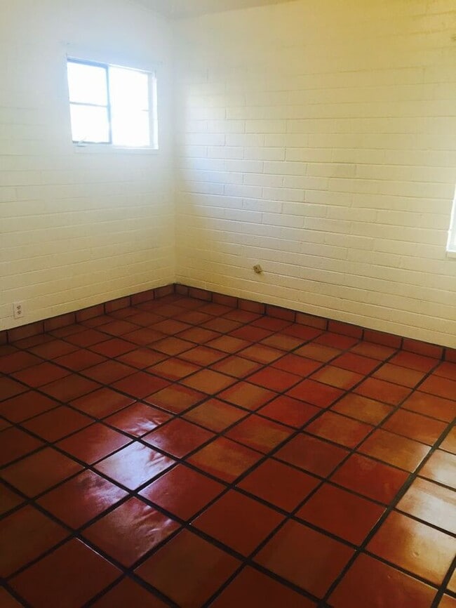 Building Photo - Charming Sam Hughes!