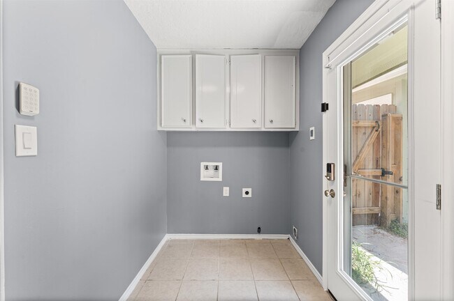 Building Photo - 9611 Hearthwood Dr