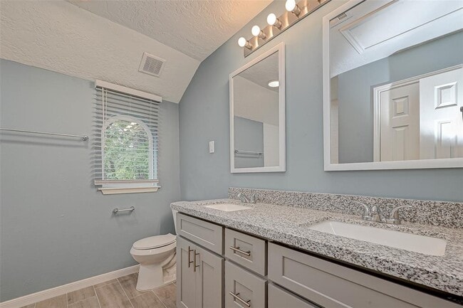 Building Photo - 318 Pine Manor Dr